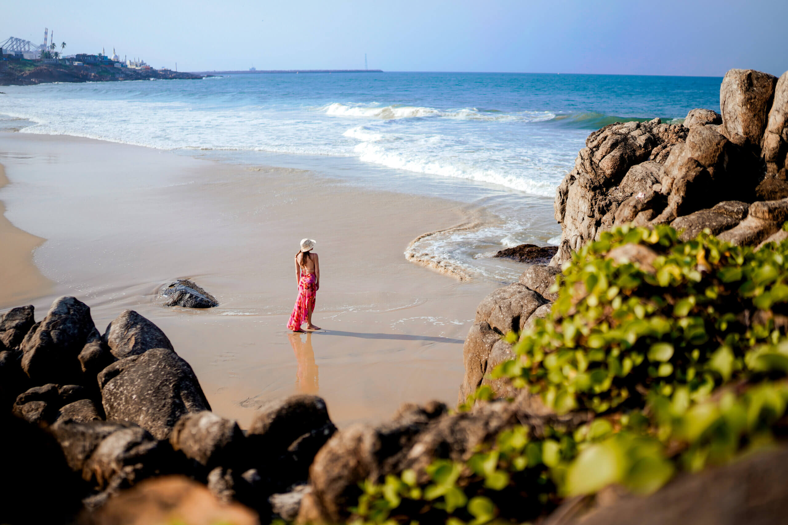 01_beach-walk-lighthouse